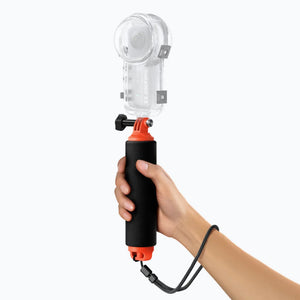 عصا القبضة العائمة من Insta360 مثبّتة عليها كاميرا